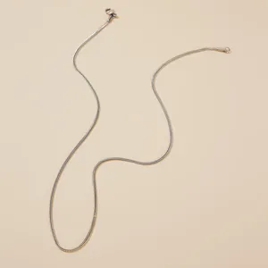 Minimalistische zilveren titaniumstalen halsketting, detailweergave van de vossestaartketting