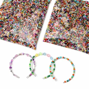 Primo piano dettagliato di perline di vetro miste e bracciali fai-da-te fatti a mano.
