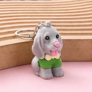 Simpatico portachiavi cucciolo grigio, ciondolo borsa cane in PVC, vista dettaglio.