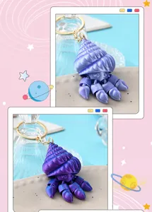Dettaglio portachiavi granchio eremita stampato in 3D articolato, conchiglia viola e zampe.