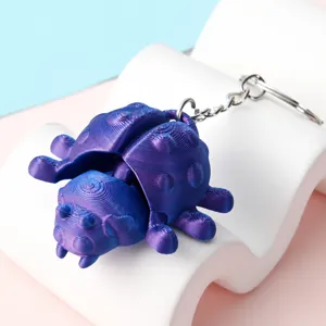 Gedetailleerd weergave van 3d geprinte scharnierende kever sleutelhanger in metallic blauwe kleur.