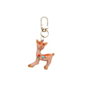 Simpatico portachiavi cervo in resina con accessori dorati, adorabile ciondolo cerbiatto per borse.