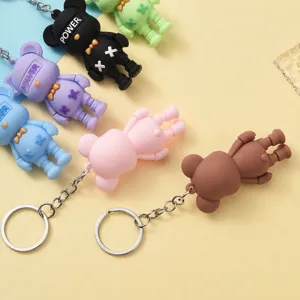 Vue détaillée de porte-clés mignons en forme d'ours de dessin animé en caoutchouc souple.