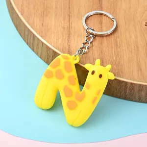 Détail de porte-clés lettre N girafe, charm de sac alphabet animal mignon et pendentif.