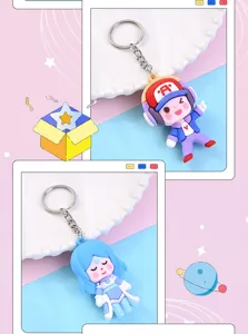 Detailopname van cartoonheld sleutelhanger hanger met metalen ring en PVC figuur.