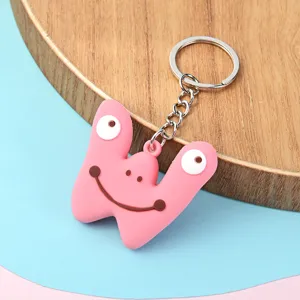 Vue détaillée du porte-clés animal lettre rose, charmant accessoire pour sac et voiture.
