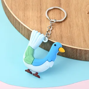 Vue de détail rapproché du mignon porte-clés alphabet animal pigeon, charmant accessoire.