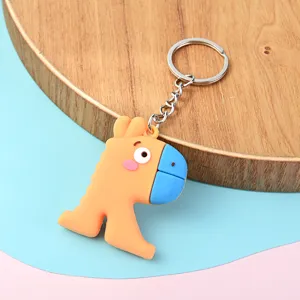 Gros plan détaillé du porte-clés alphabet animal mignon, mettant en valeur le design en silicone.
