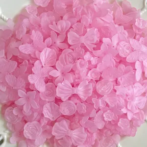 Ciondoli DIY in resina rosa mista, farfalla satinata, rosa e accessori con fiocco.