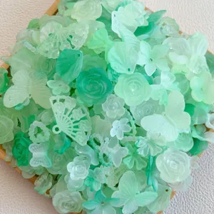 Dettaglio ravvicinato di ciondoli in resina verde smerigliata per creazioni fai da te.