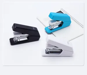 Hochauflösende Detailansicht von drei ergonomischen Büroheftern in Schwarz, Blau und Weiß