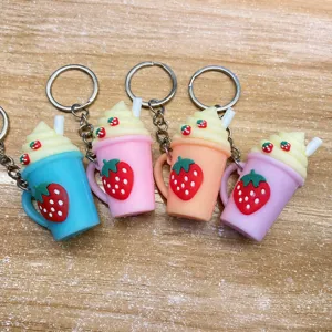 Leuke aardbei ijsbeker sleutelhanger set, mooie tas charm en auto sleutelhanger accessoire.