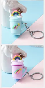 Detail van de schattige siliconen koffiekop sleutelhanger met regenboog en kleine berenhanger.