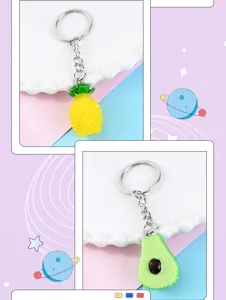 Nahaufnahme des niedlichen Harz Frucht Schlüsselanhänger Anhängers, perfekte Taschen Dekoration.