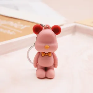 Süßer rosa Bär Schlüsselanhänger mit roten Ohren und gelber Schleife, ideal für Rucksäcke.