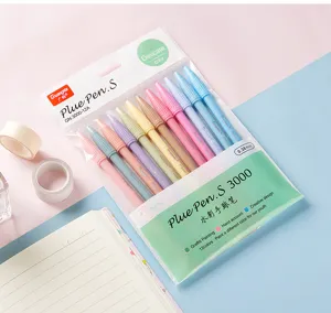 Détail du set de 12 feutres aquarelle 0,38 mm avec accessoires de papeterie en arrière-plan.