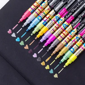 Lebhaftes Metallic-Marker-Set für DIY-Kunsthandwerk auf schwarzem Papierhintergrund