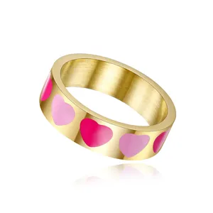 Dettaglio di un anello in acciaio al titanio dorato con cuori rosa