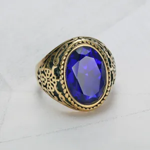 Makroansicht eines Vintage-Herrenrings aus Titanstahl mit großem blauem Edelstein