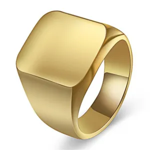 Dettaglio di un anello a sigillo quadrato da uomo in acciaio inossidabile dorato vintage