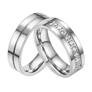 Detailaufnahme von silberfarbenen Edelstahl-Partnerringen mit Zirkonia-Steinen