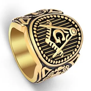 Vista dettagliata di un anello massonico dorato con l'emblema di squadra e compasso.