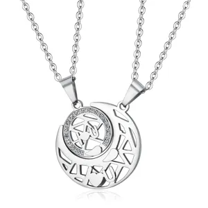 Detailaufnahme von Sonnen- und Mond-Puzzle-Anhängern mit I LOVE YOU-Gravur und Kristallen