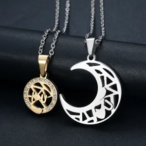 Nahaufnahme von Sonnen- und Mond-Puzzle-Anhängern aus Titanstahl für Paare mit Steinen
