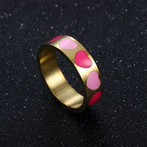 Vista macro dettagliata di un anello alla moda in acciaio inossidabile con cuori rosa