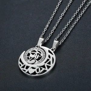 Exquisites Detail einer Sonnen- und Mond-Puzzleschmuck-Halskette aus Edelstahl mit Strass