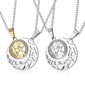 Detailansicht von Sonnen- und Mond-Puzzleschmuck-Halsketten aus Titanstahl für Paare
