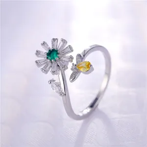Detailansicht eines eleganten, verstellbaren Rings mit Gänseblümchen- und Bienenmotiv