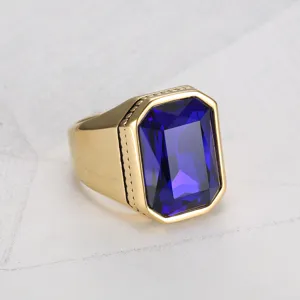 Detailansicht eines Herrenrings aus Titanstahl mit einem großen blauen Edelstein