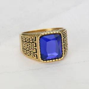 Nahaufnahme eines Herrenrings im Hip-Hop-Stil mit quadratischem blauen Edelstein