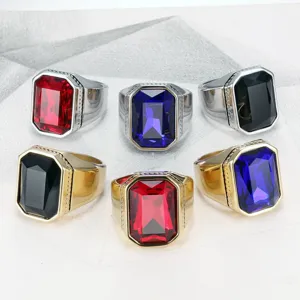 Set aus sechs Herrenringen aus Edelstahl mit großen roten, blauen und schwarzen Steinen.