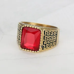 Detaillierte Makroansicht eines Vintage Herrenrings aus Titan mit rotem Edelstein