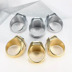 Detailansicht von sechs silber- und goldfarbenen Edelstahlringen für Männer auf Stoff