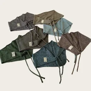 Detalles del pañuelo triangular de punto a rayas, tejido suave y cómodo con tiras finas.