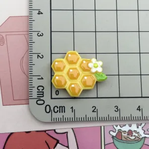 Resin honeycomb flower charm detail close-up, perfect DIY accessory for phone case decoration.