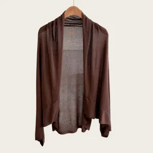 Dunkelbrauner Strick-Cardigan Detail, leichter Bolero Schal für Damen, luftiger Sonnenschutz.