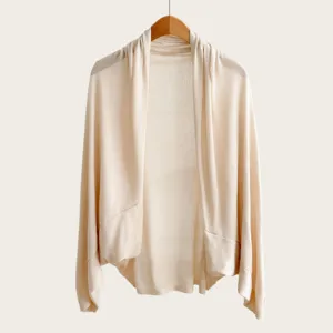Leichte beige Strickjacke Detail, Fledermausärmel Design, weicher atmungsaktiver Sommerüberwurf.
