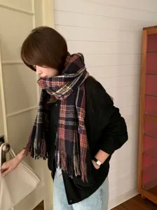 Gemütlicher koreanischer Karoschal für Damen, perfektes Herbst- und Winteraccessoire.