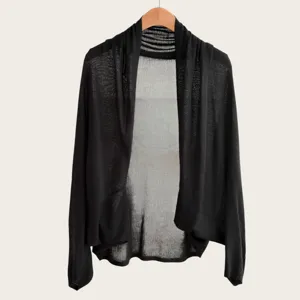 Schwarze Eisseide Strickjacke Detail, leichte Fledermausärmel Schal, atmungsaktiver Sonnenschutz.