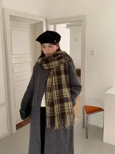 Koreanischer brauner Karoschal Winter Detailansicht, gemütliches und warmes Modeaccessoire.