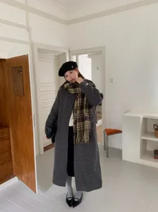 Koreanischer Stil Damen Winter Karoschal Detailansicht passend zu grauem Wollmantel Schick.