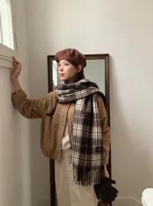 Schicker Herbst Winter Karo Fransen Schal, gemütliches braunes Design für Damen.