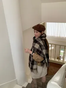 Stilvolles Karo Schal Detail im koreanischen Look für warme Herbst und Winter Outfits.