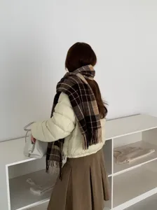 Gemütlicher Winterschal mit Karomuster und schickem Maillard-Stil für saisonale Damenmode.