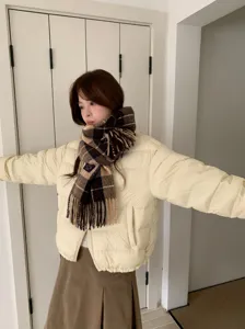 Koreanischer Stil Winter warmer karierter Fransen Schal Detailansicht kuschelige Textur.