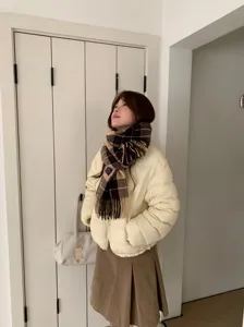 Gemütlicher koreanischer Karo-Schal Detail mit weichem Fransen-Design für den Winter.